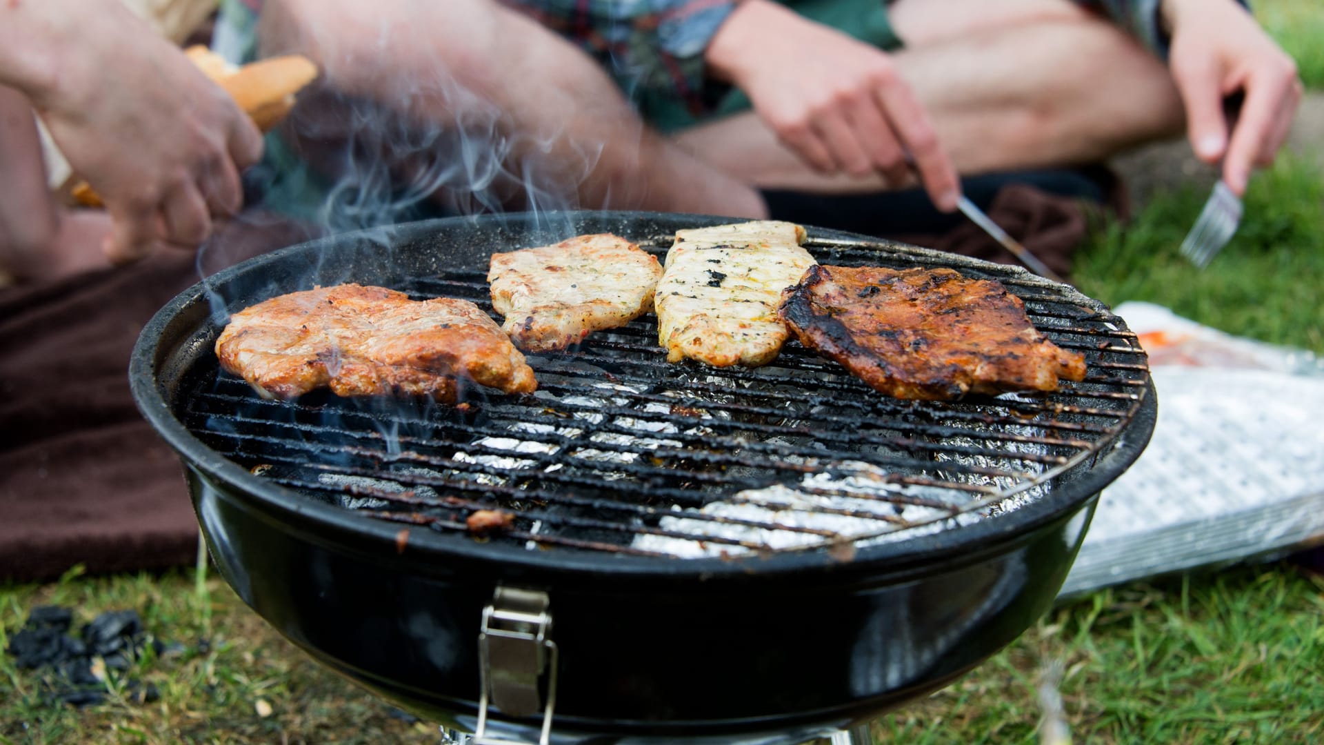 Unterschiedliche Fleischstücke auf einem Grill (Symbolbild). Wegen der stark zunehmenden Trockenheit hat die Stadt am Dienstag das Grillen in Parks verboten.