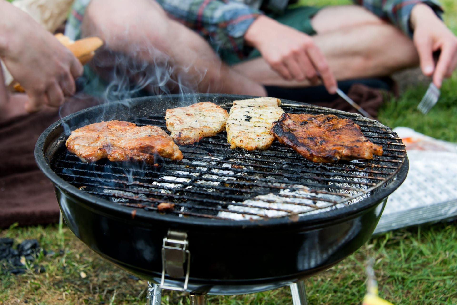 Unterschiedliche Fleischstücke auf einem Grill (Symbolbild). Wegen der stark zunehmenden Trockenheit hat die Stadt am Dienstag das Grillen in Parks verboten.