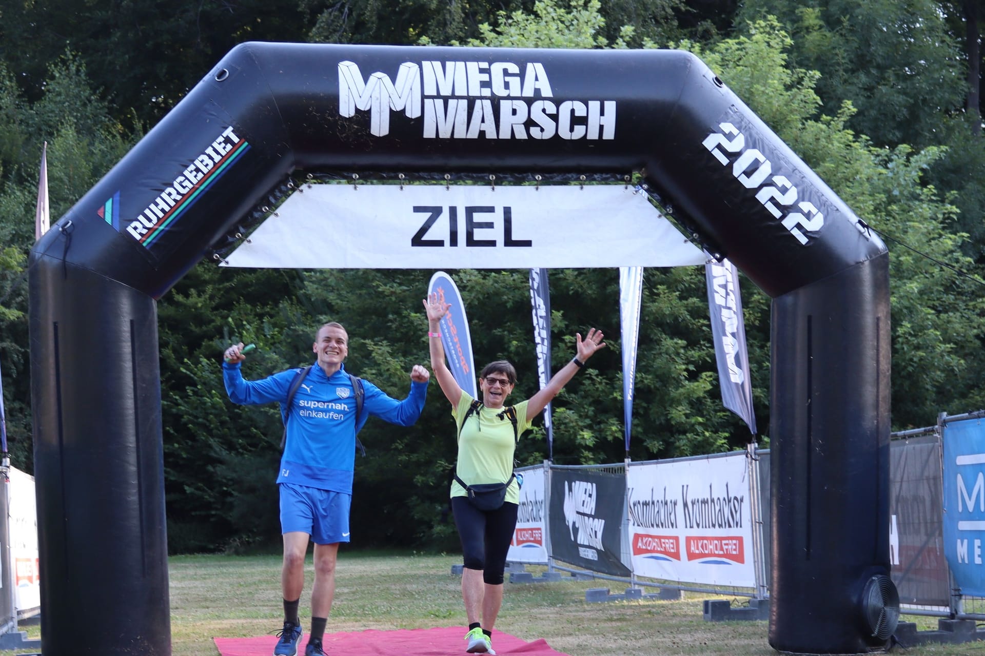 Jubel am Ziel: Nur drei Viertel schafft die gesamte Strecke über 100 Kilometer.