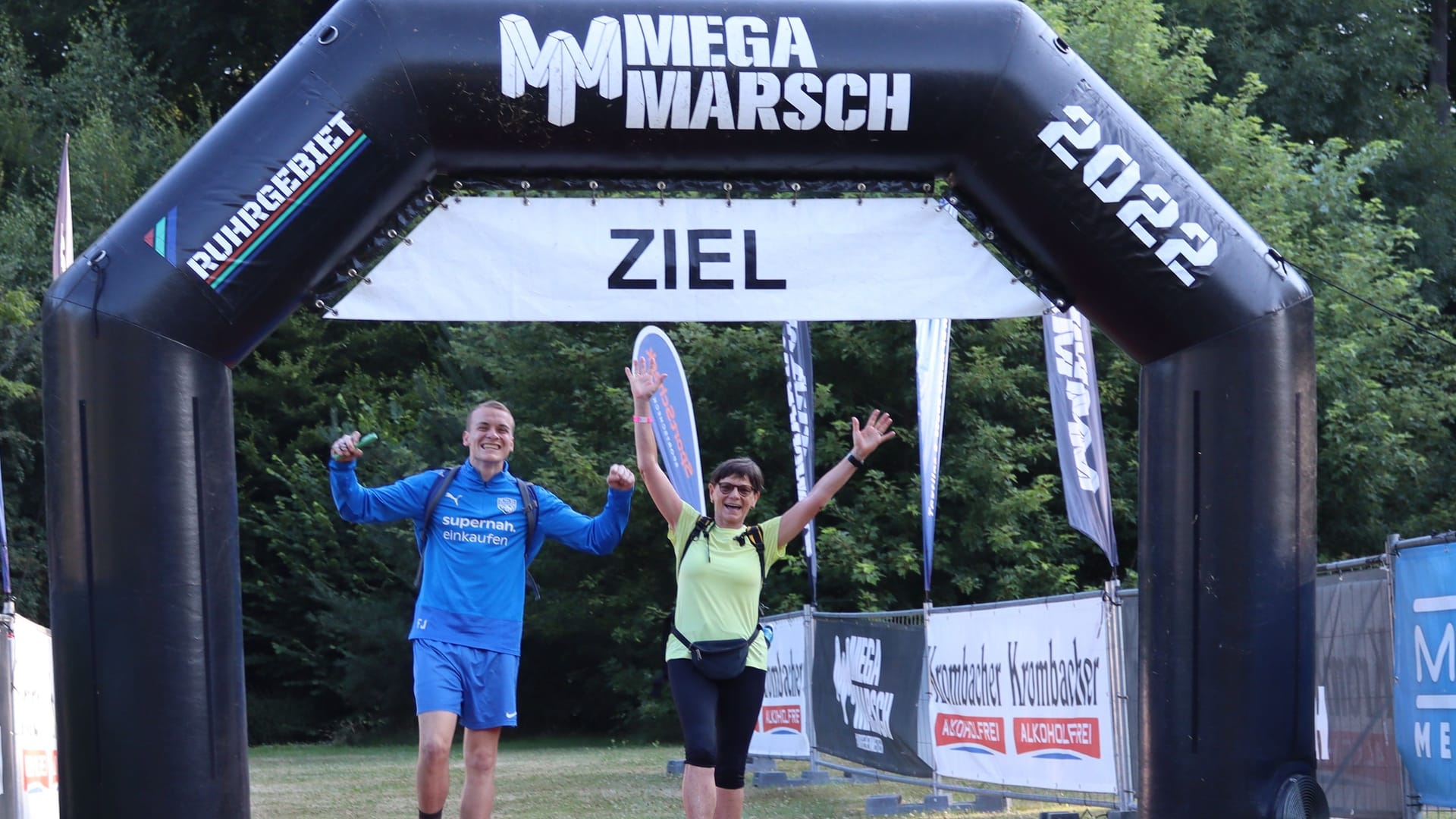 Jubel am Ziel: Nur drei Viertel schafft die gesamte Strecke über 100 Kilometer.