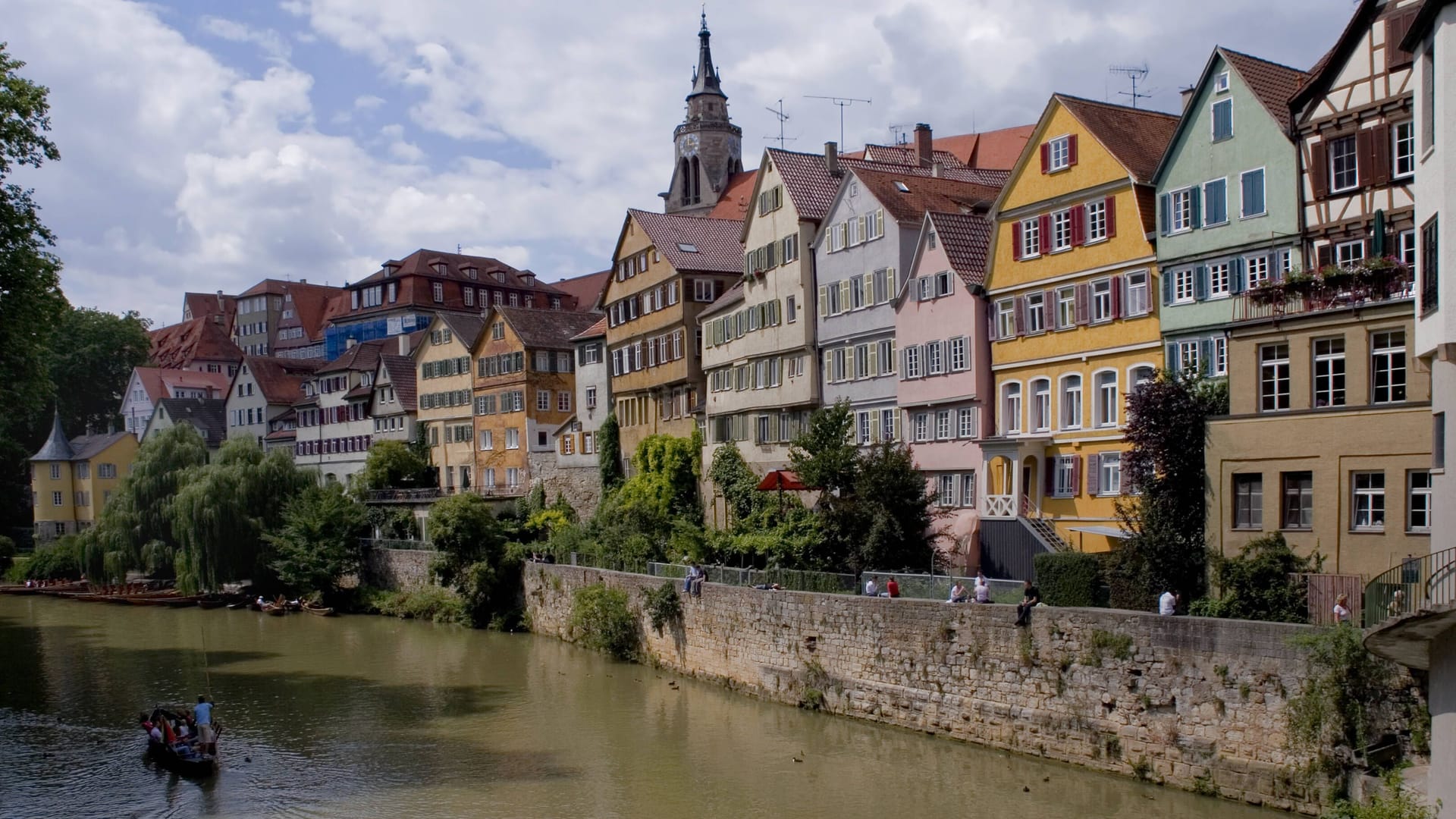 Blick von der Eberhardsbrücke auf Tübingens Altstadt: In dieser Gegend entdeckte eine Personengruppe eine Frauenleiche im Neckar.