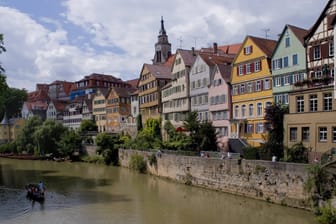Blick von der Eberhardsbrücke auf Tübingens Altstadt: In dieser Gegend entdeckte eine Personengruppe eine Frauenleiche im Neckar.
