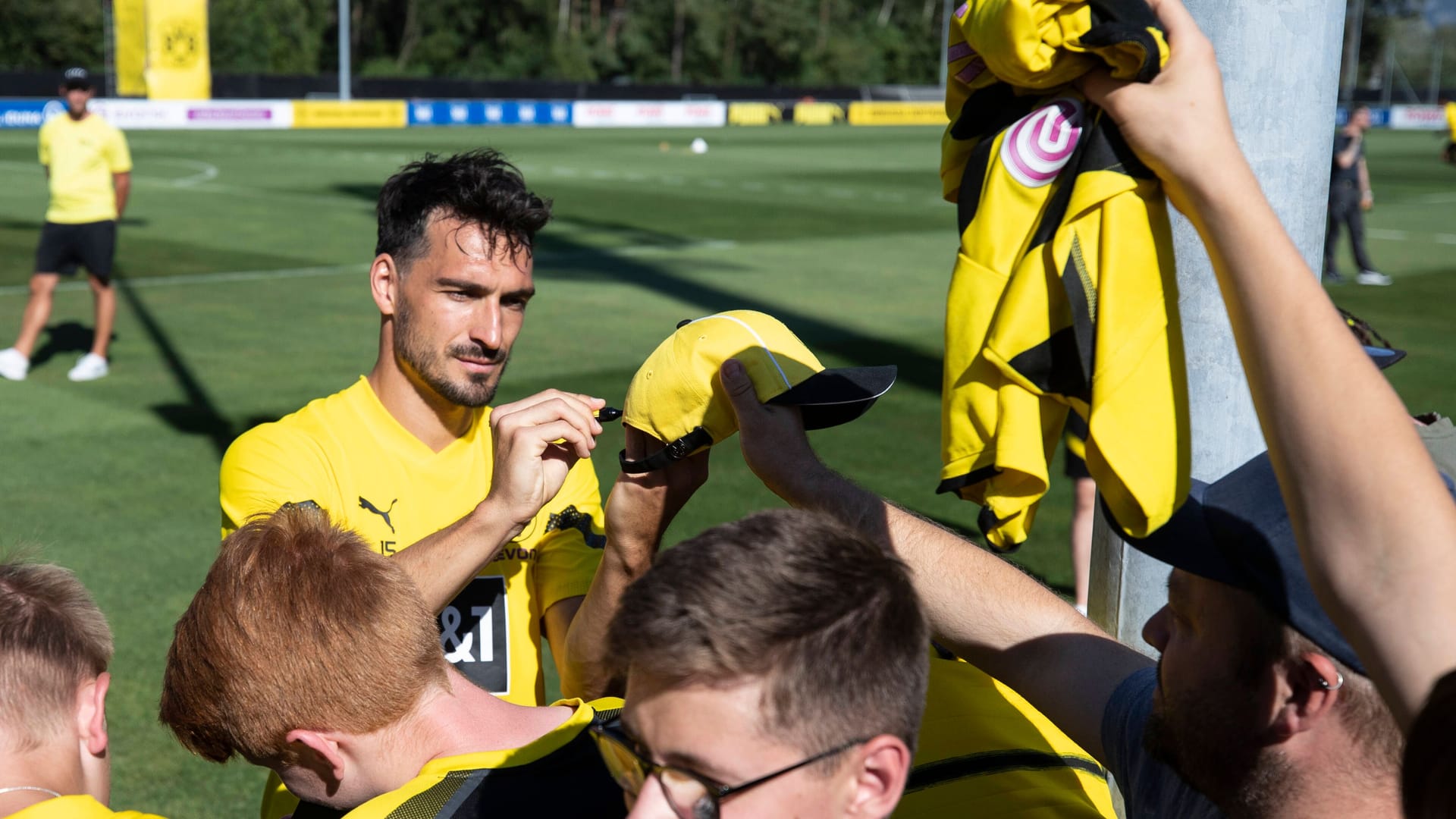 Tag 3 auf der Sportanlage Ri-Au in Bad Ragaz: Mats Hummels schreibt Autogramme.