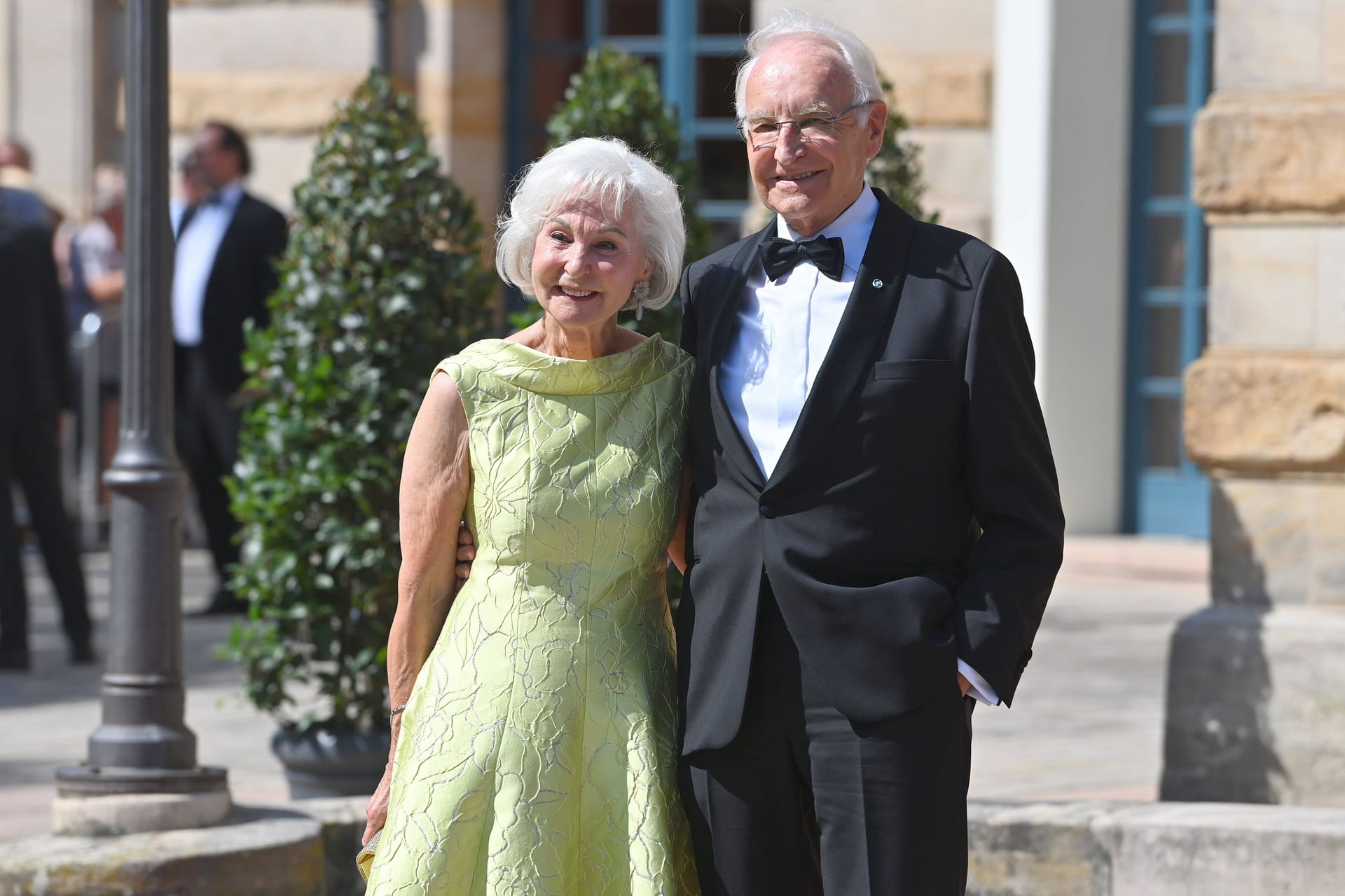 Edmund Stoiber und seine Frau Karin bei der Eröffnung der Richard-Wagner-Festspiele. Bei Tristan und Isolde produziert der Ex-Ministerpräsident eine ungewöhnliche Schlagzeile.