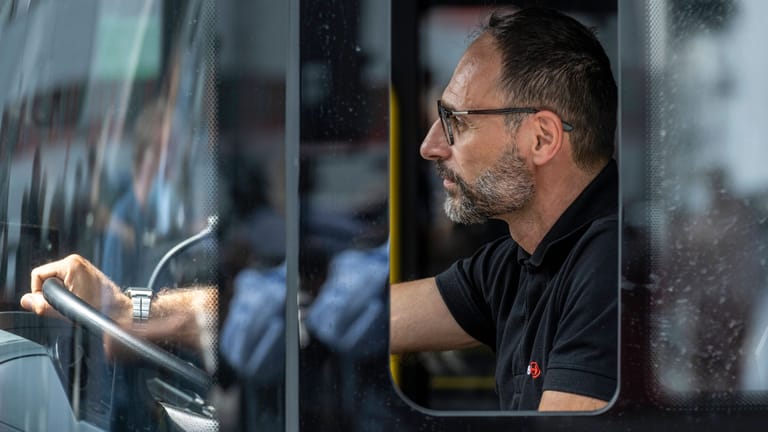 Ein Busfahrer fährt einen der neuen Elektrobusse der Kölner Verkehrsbetriebe (Archivbild): "Die Busfahrer sitzen direkt an der Front", sagt KVB-Fahrer Michael Schmidt.