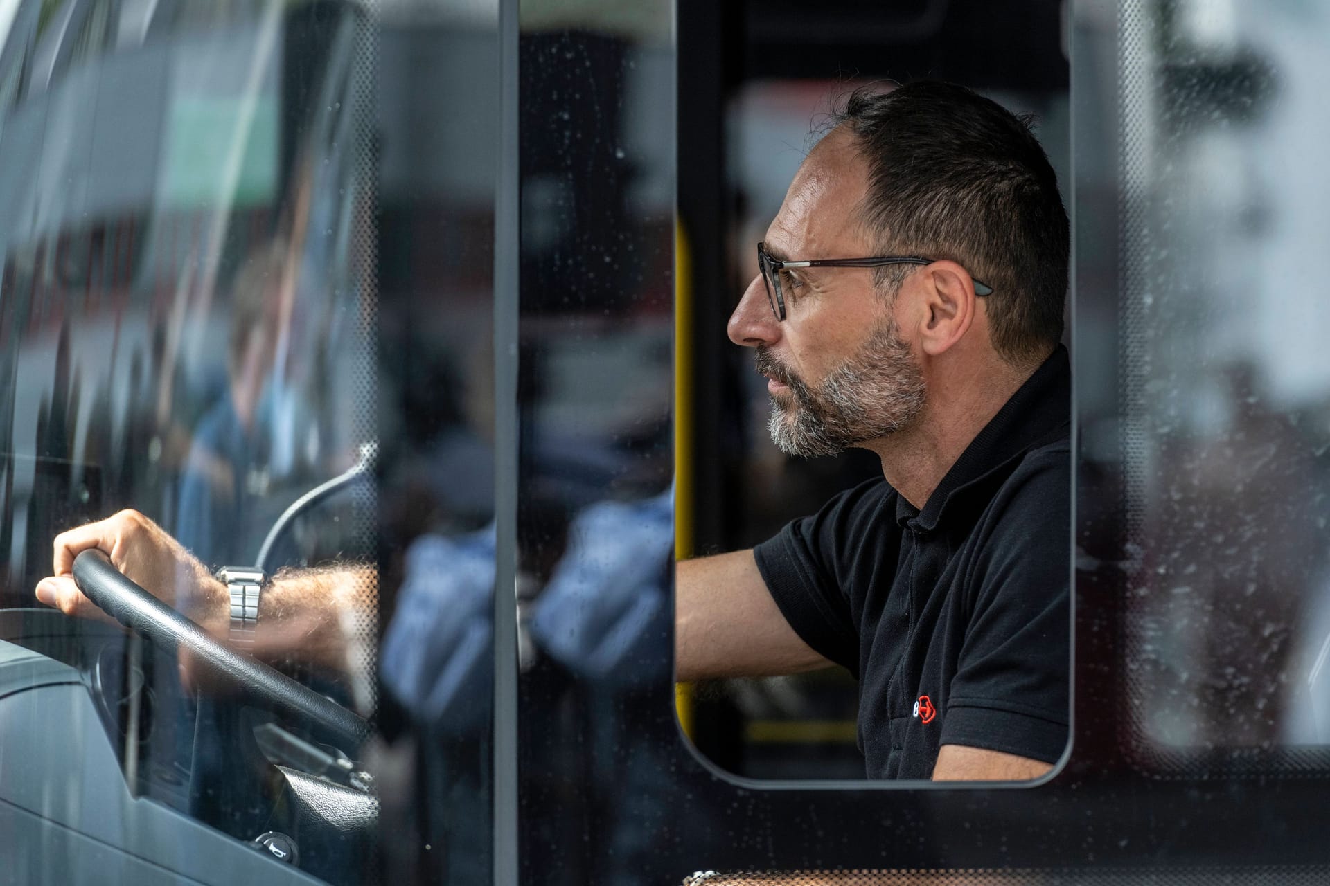 Ein Busfahrer fährt einen der neuen Elektrobusse der Kölner Verkehrsbetriebe (Archivbild): "Die Busfahrer sitzen direkt an der Front", sagt KVB-Fahrer Michael Schmidt.