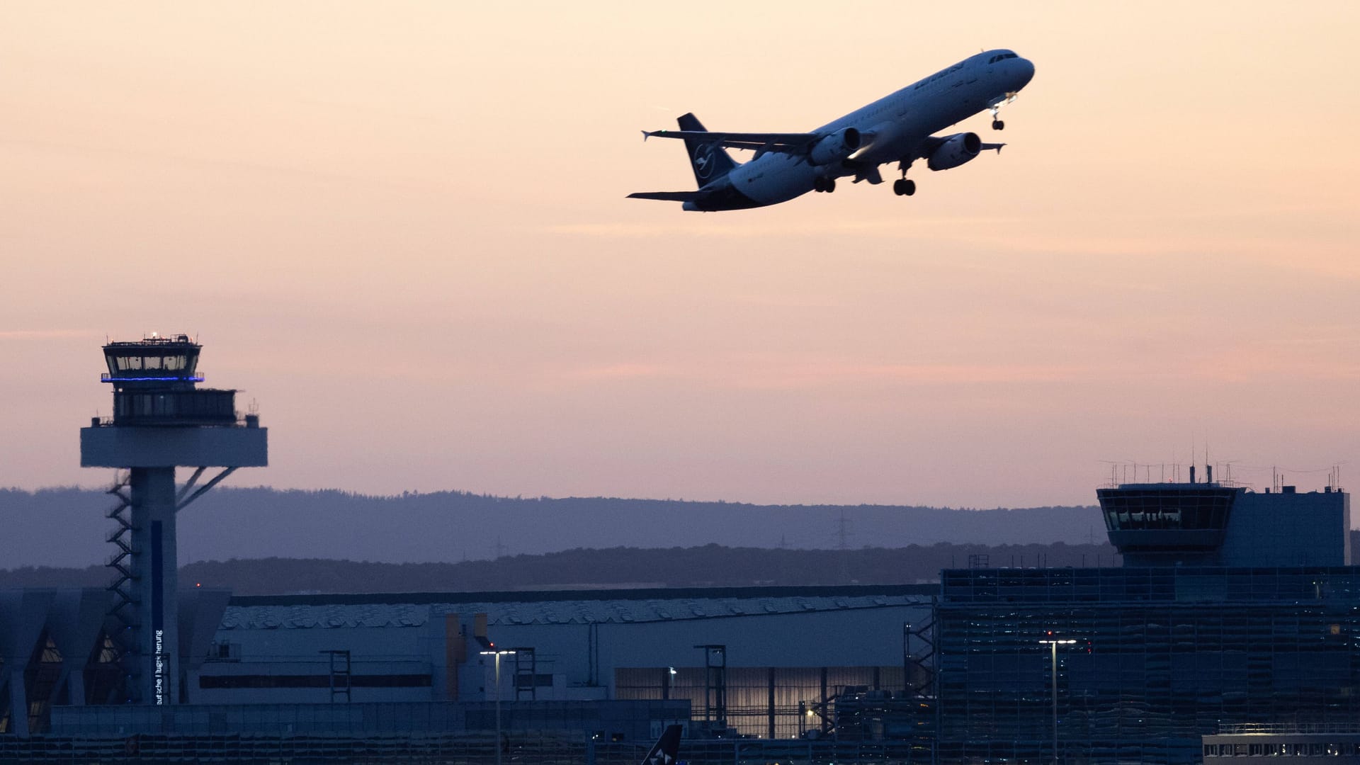 Ein Lufthansa-Flieger beim Start am Frankfurter Flughafen (Symbolbild): Am Donnerstag heben die Maschinen der Airline wieder wie geplant ab.