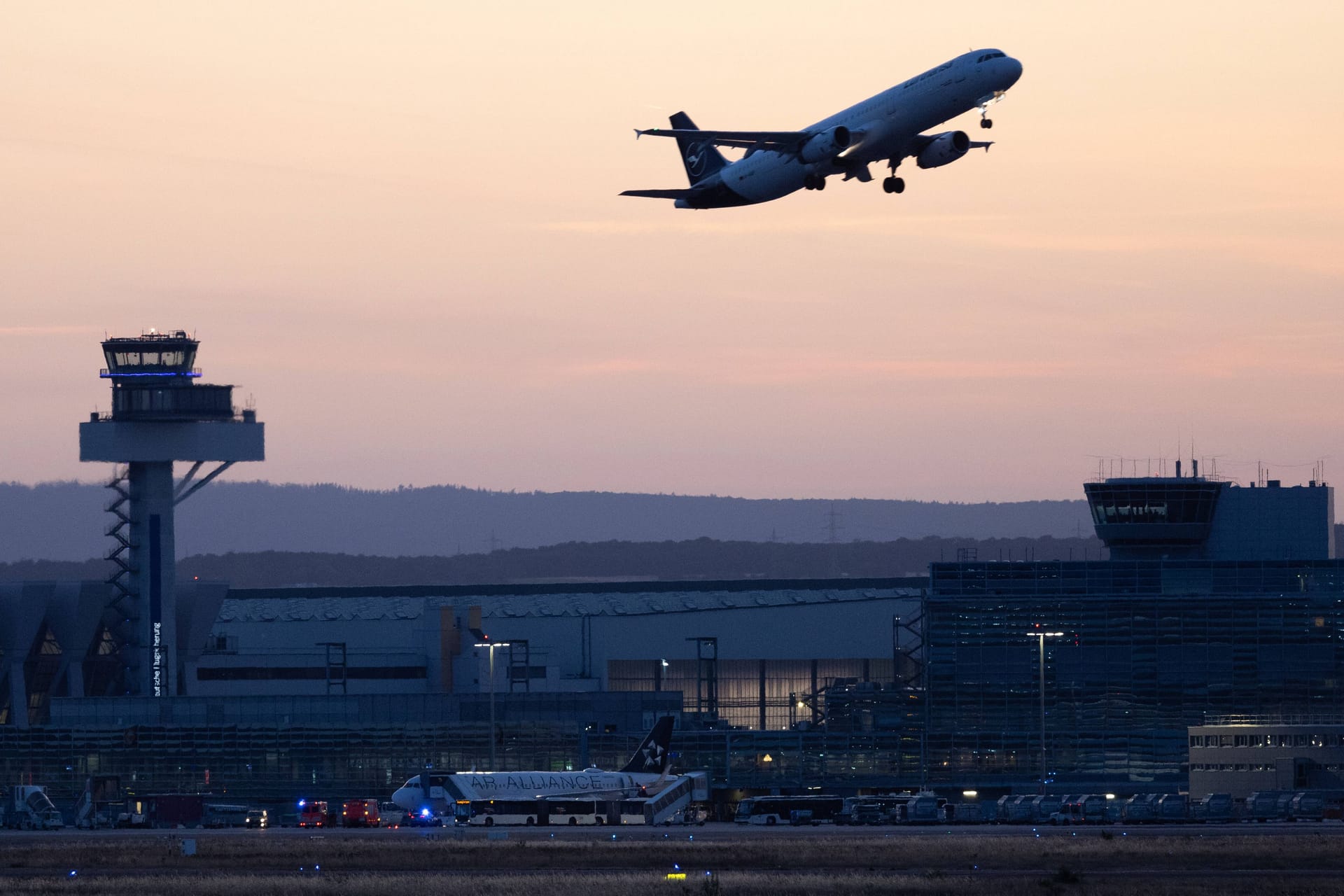 Ein Lufthansa-Flieger beim Start am Frankfurter Flughafen (Symbolbild): Am Donnerstag heben die Maschinen der Airline wieder wie geplant ab. Ein Lufthansa-Flieger beim Start am Frankfurter Flughafen (Symbolbild): Am Donnerstag heben die Maschinen der Airline wieder wie geplant ab.
