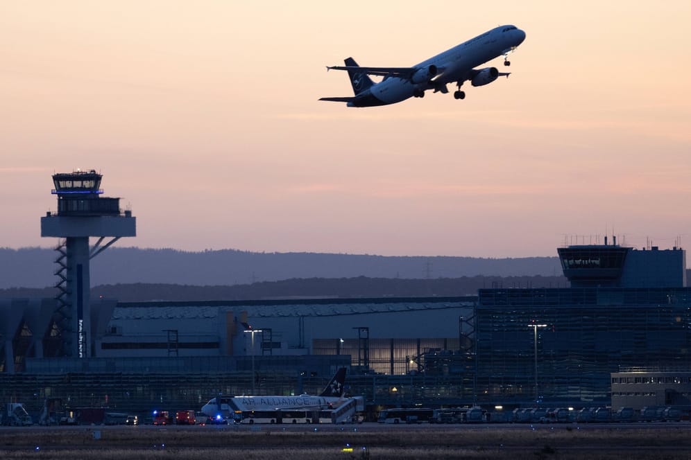 Ein Lufthansa-Flieger beim Start am Frankfurter Flughafen (Symbolbild): Am Donnerstag heben die Maschinen der Airline wieder wie geplant ab.