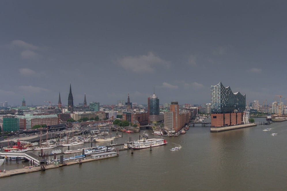 Ein Gewitter über Hamburg (Archivbild): Der Deutsche Wetterdienst hat eine Unwetterwarnung herausgegeben.