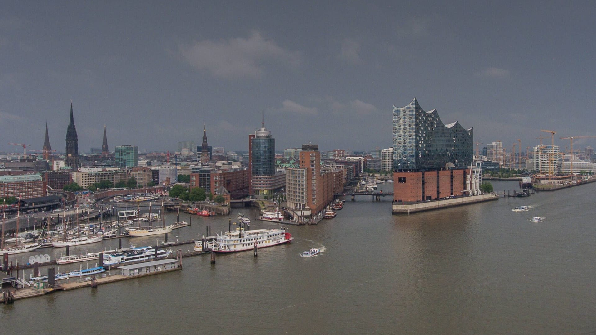 Ein Gewitter über Hamburg (Archivbild): Der Deutsche Wetterdienst hat eine Unwetterwarnung herausgegeben.