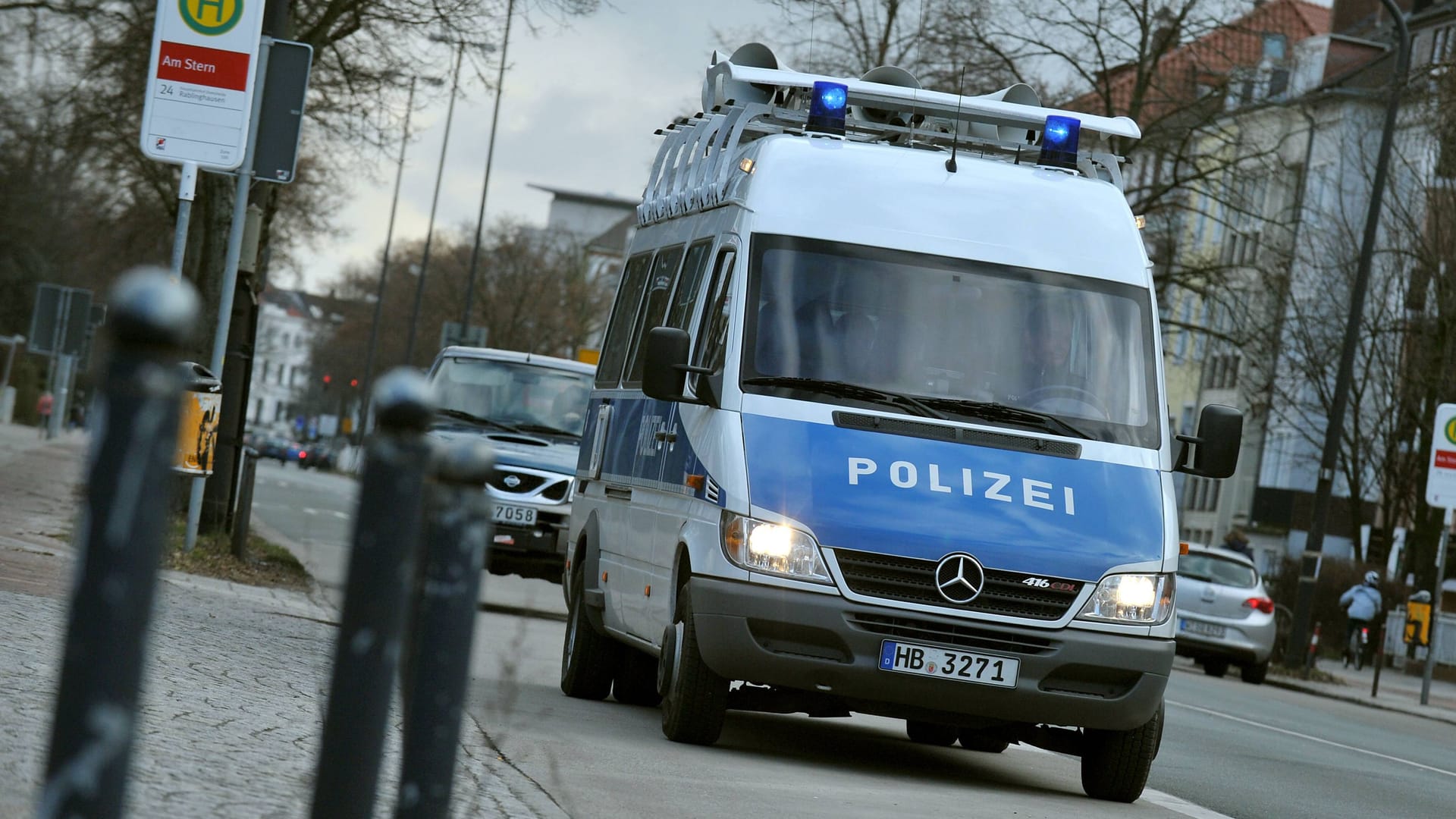 Lautsprecherwagen der Polizei Bremen (Archivfoto): Zahlreiche Bewohner müssen ihre Wohnungen und Häuser verlassen.