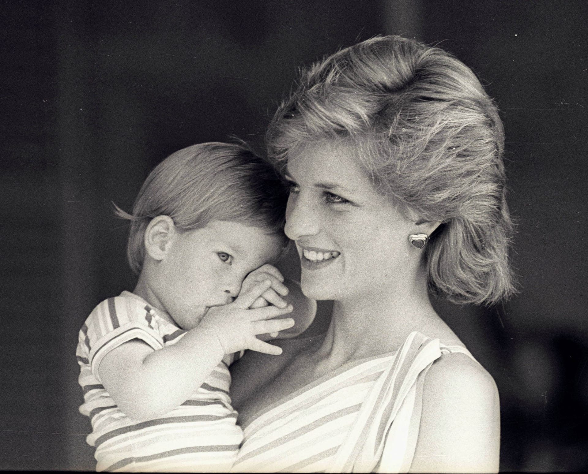 1988: Prinzessin Diana hält Prinz Harry im Arm.