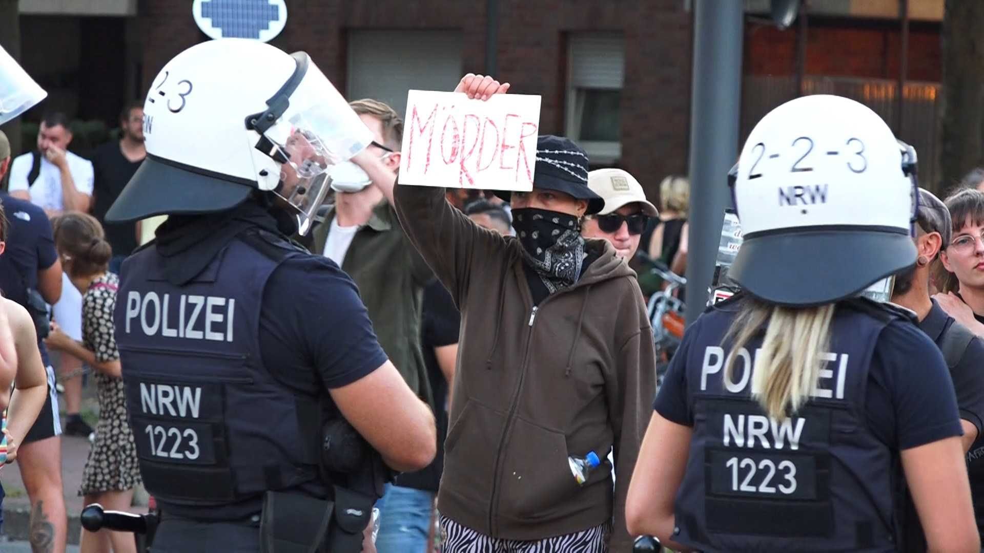 Die Polizei begleitete die Demonstration am am Kurt-Piehl-Platz. Die Polizei begleitete die Demonstration am am Kurt-Piehl-Platz.