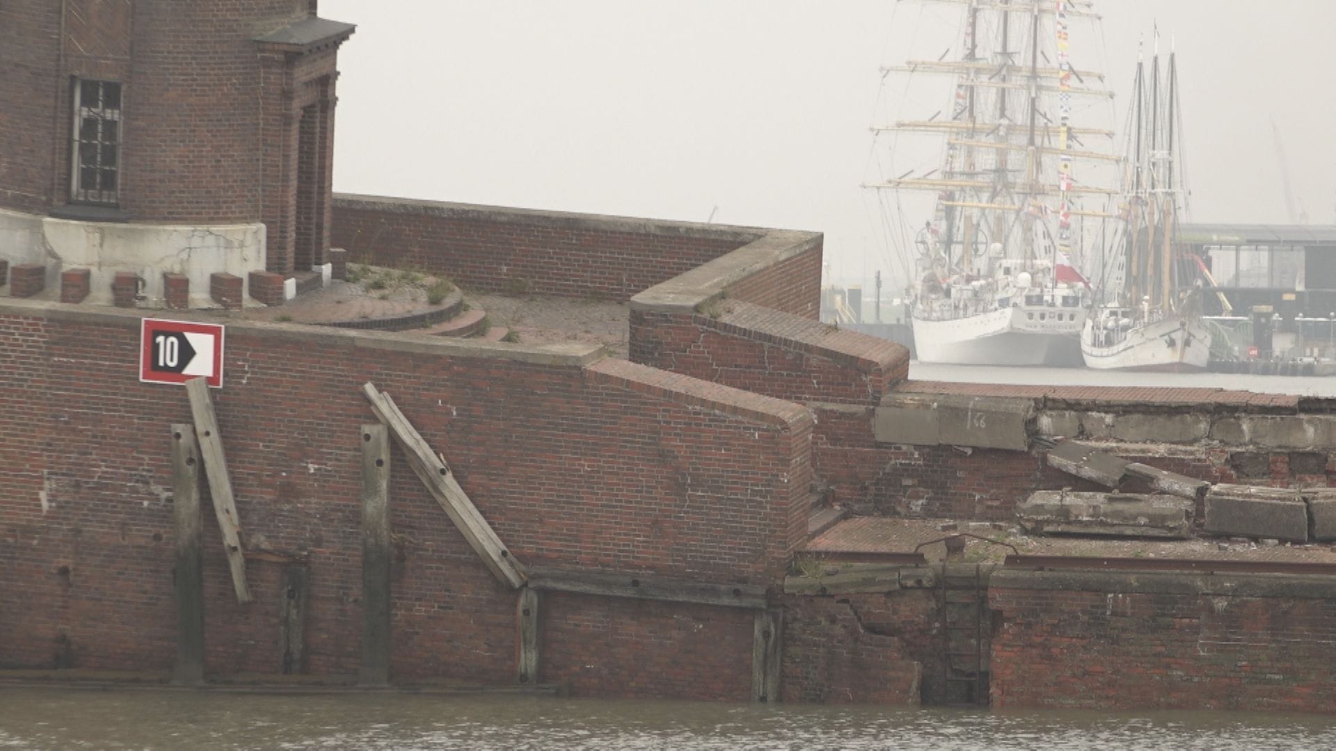 Das Mauerwerk der Nordmole in Bremerhaven bricht in sich zusammen.