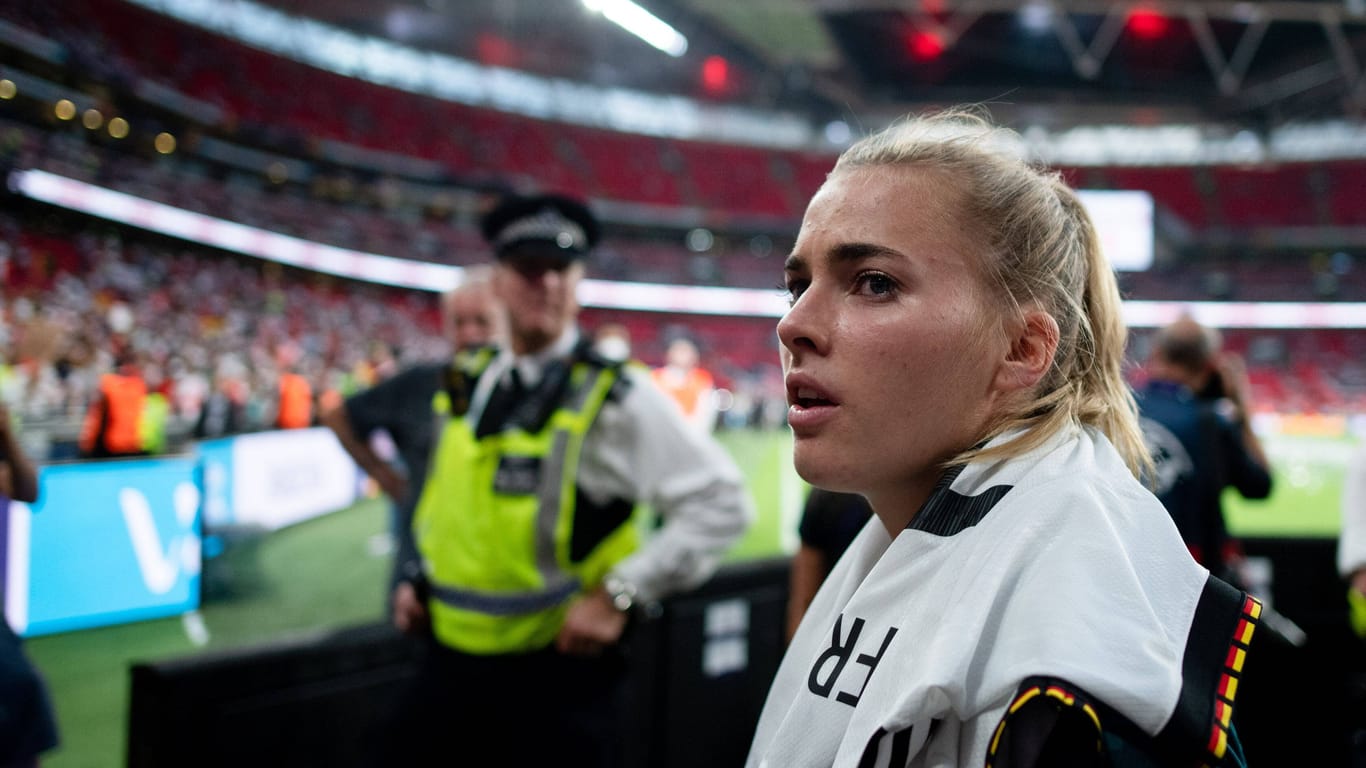 Laura Freigang: Die DFB-Spielerin steht nach der Finalniederlage enttäuscht im Wembley-Stadion.