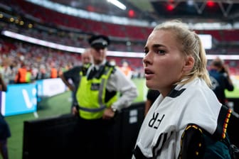 Laura Freigang: Die DFB-Spielerin steht nach der Finalniederlage enttäuscht im Wembley-Stadion.