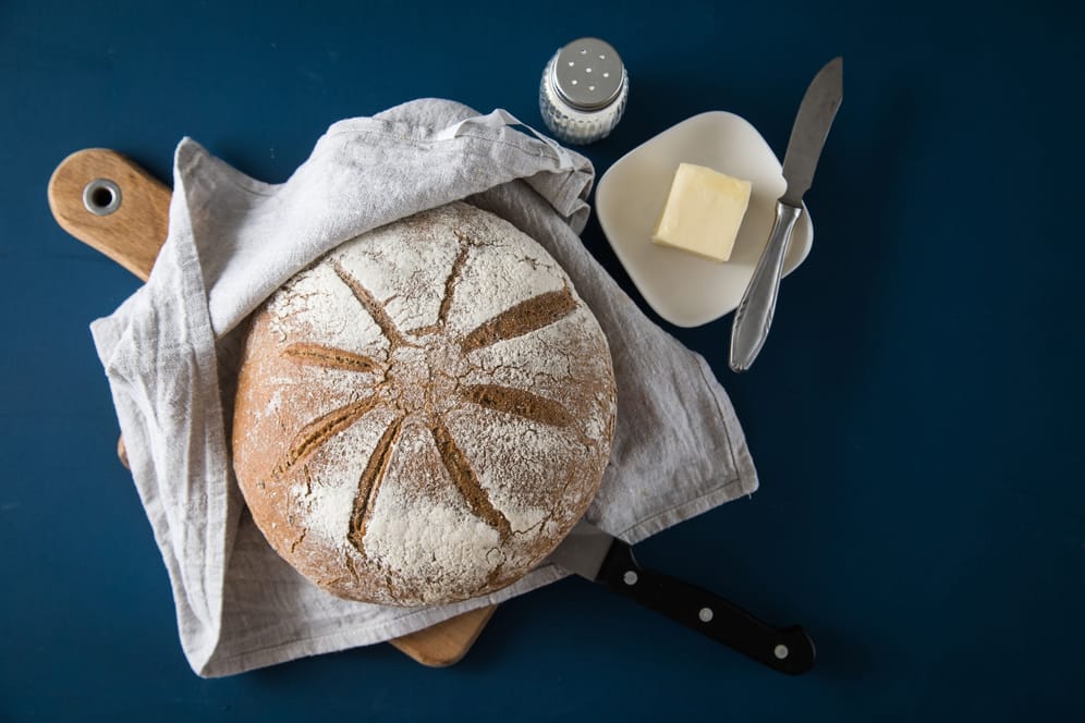 Altes Brot gehört nicht in die Mülltonne: Daraus lässt sich direkt ein neues backen.