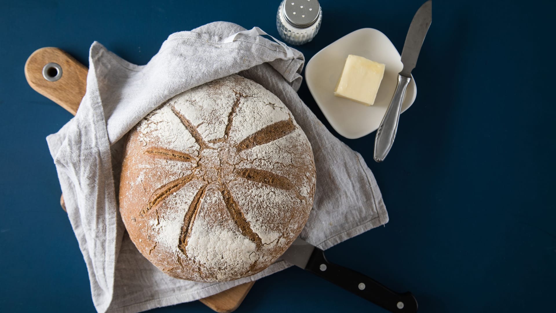 Altes Brot gehört nicht in die Mülltonne: Daraus lässt sich direkt ein neues backen.