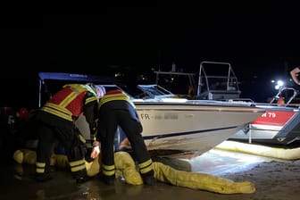 Rheinfelden in der Schweiz: Feuerleute untersuchen das havarierte Boot.