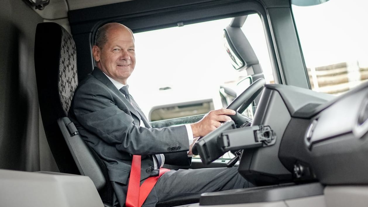 Olaf Scholz in Schweden: Der Bundeskanzler steuerte einen elektrisch betriebenen LKW.