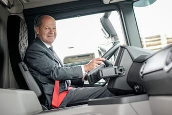 Olaf Scholz in Schweden: Der Bundeskanzler steuerte einen elektrisch betriebenen LKW.