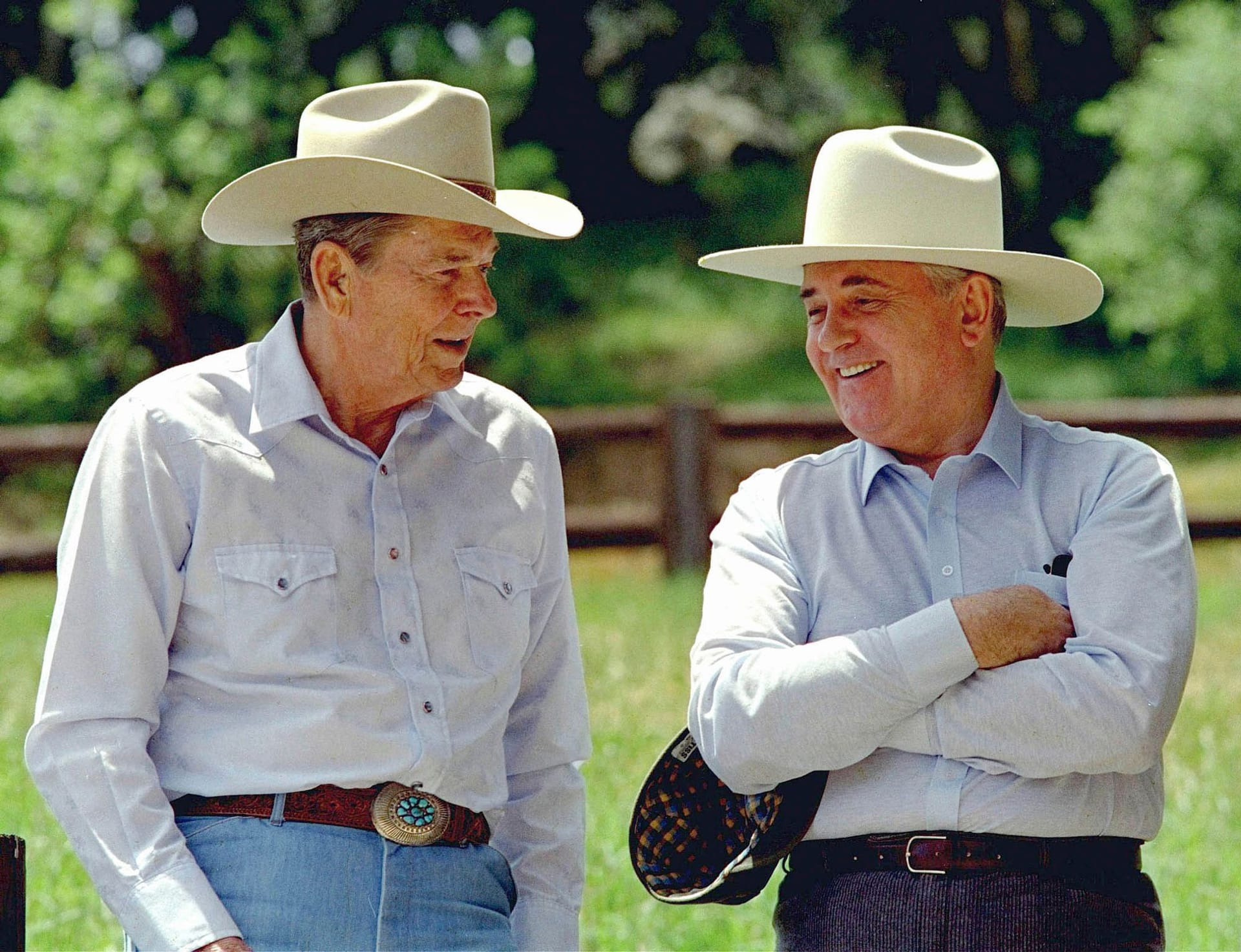 Besuch auf der Ranch 1991: Der ehemalige US-Präsident Ronald Reagan (l.) und der ehemalige sowjetische Präsident Michail Gorbatschow tragen Cowboyhüte