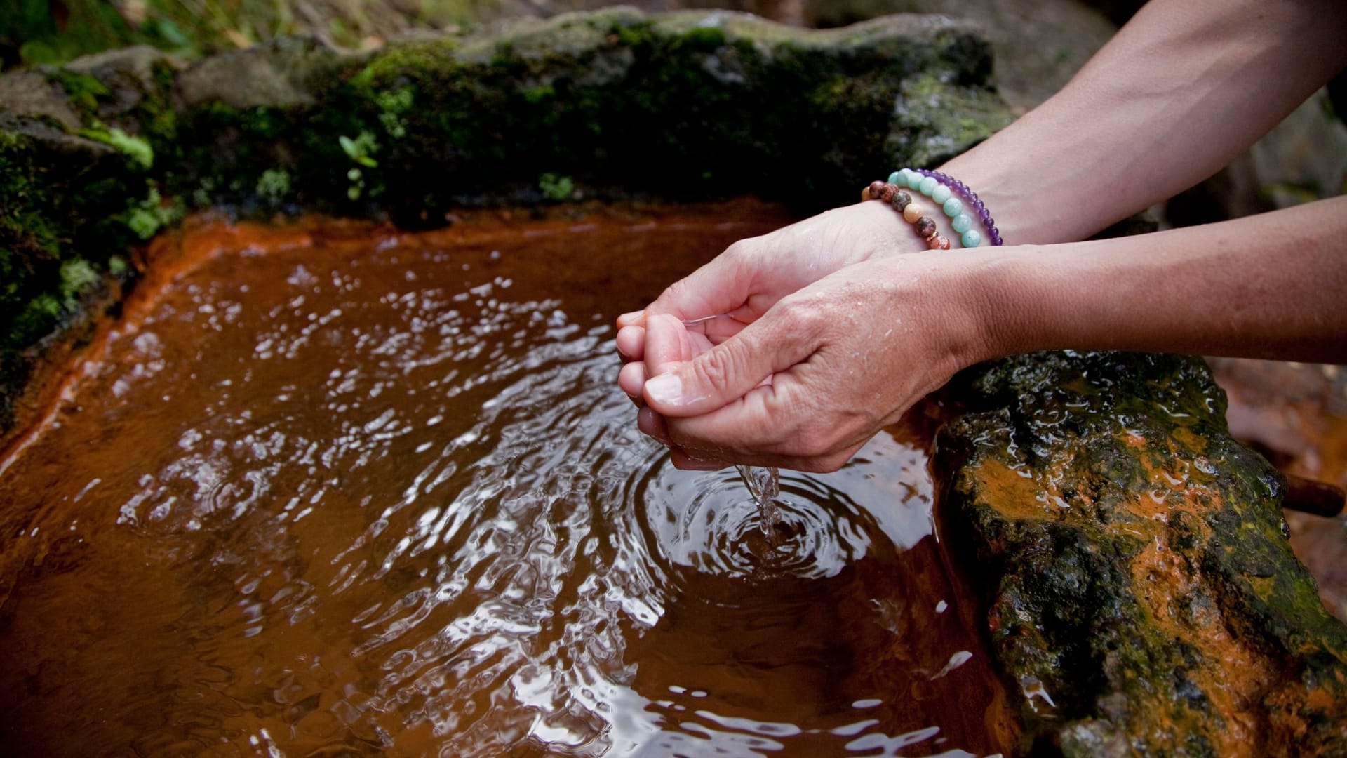 Knappes Gut Grundwasser (Symbolbild): In Teilen Hessens haben einige Kommunen den Trinkwassernotstand ausgerufen.