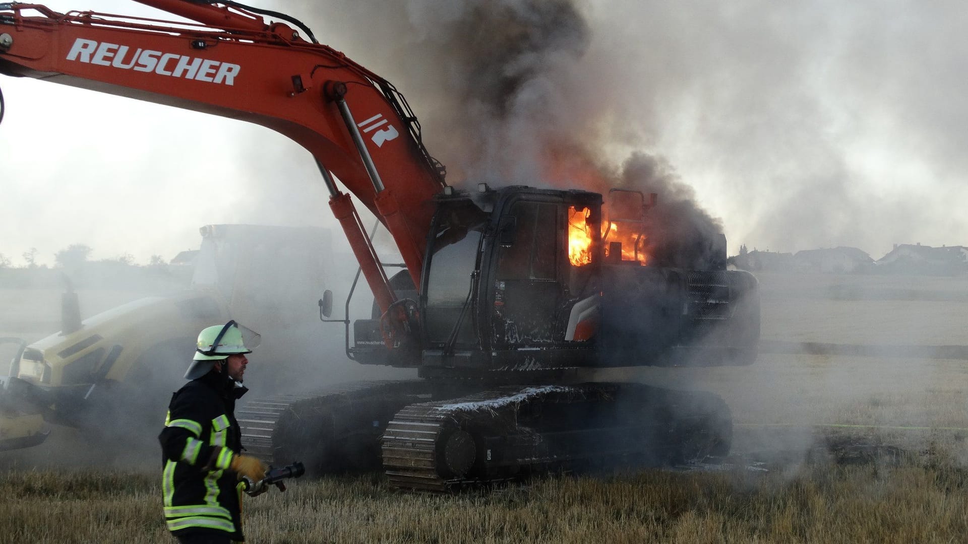 Der brennende Bagger auf einem Baustelle im Wetteraukreis. Der brennende Bagger auf einem Baustelle im Wetteraukreis.