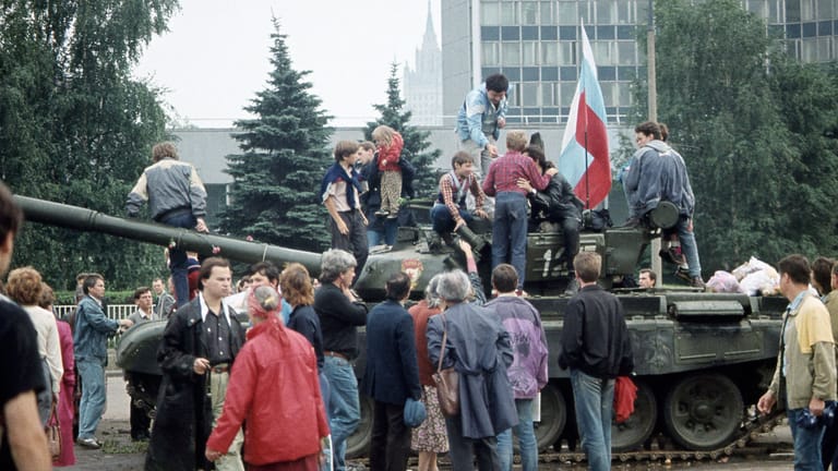 August 1991: Junge Demonstranten klettern während des Putsches in Moskau auf einen Panzer.