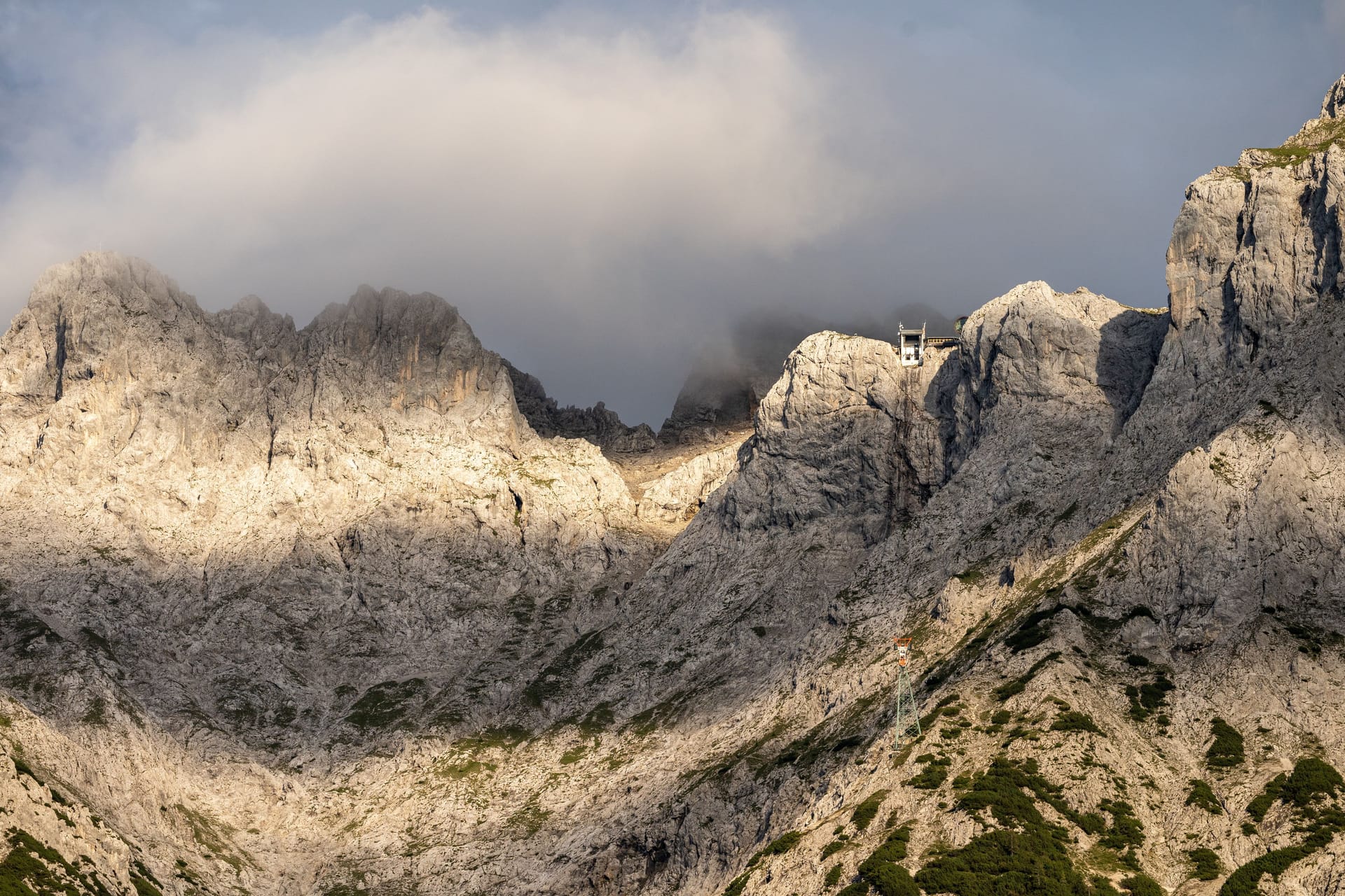 Mittenwald (Archivbild): Hier haben Kletterer am Sonntag einen grausigen Fund gemacht.