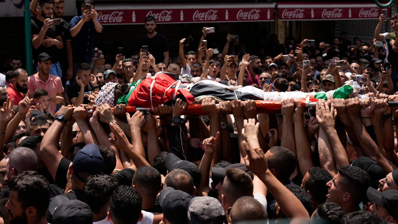 Palästinenser tragen den Leichnam eines Mannes, der bei einem Militäreinsatz des israelischen Militärs getötet wurde.