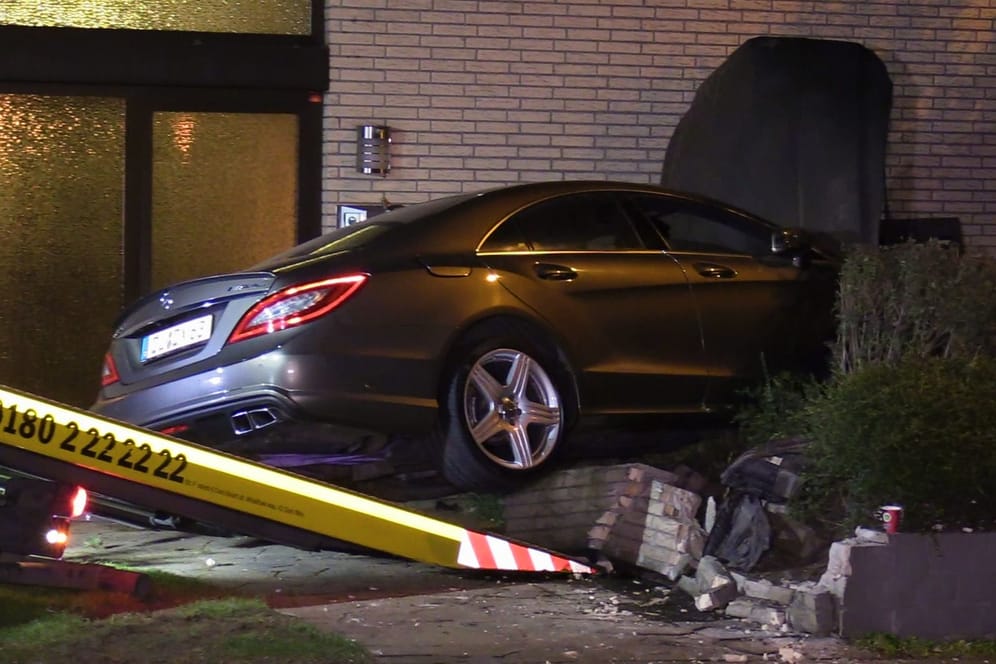 Der BMW am Unfallort: Der Fahrer ist mit zu hoher Geschwindigkeit aus der Kurve geflogen.