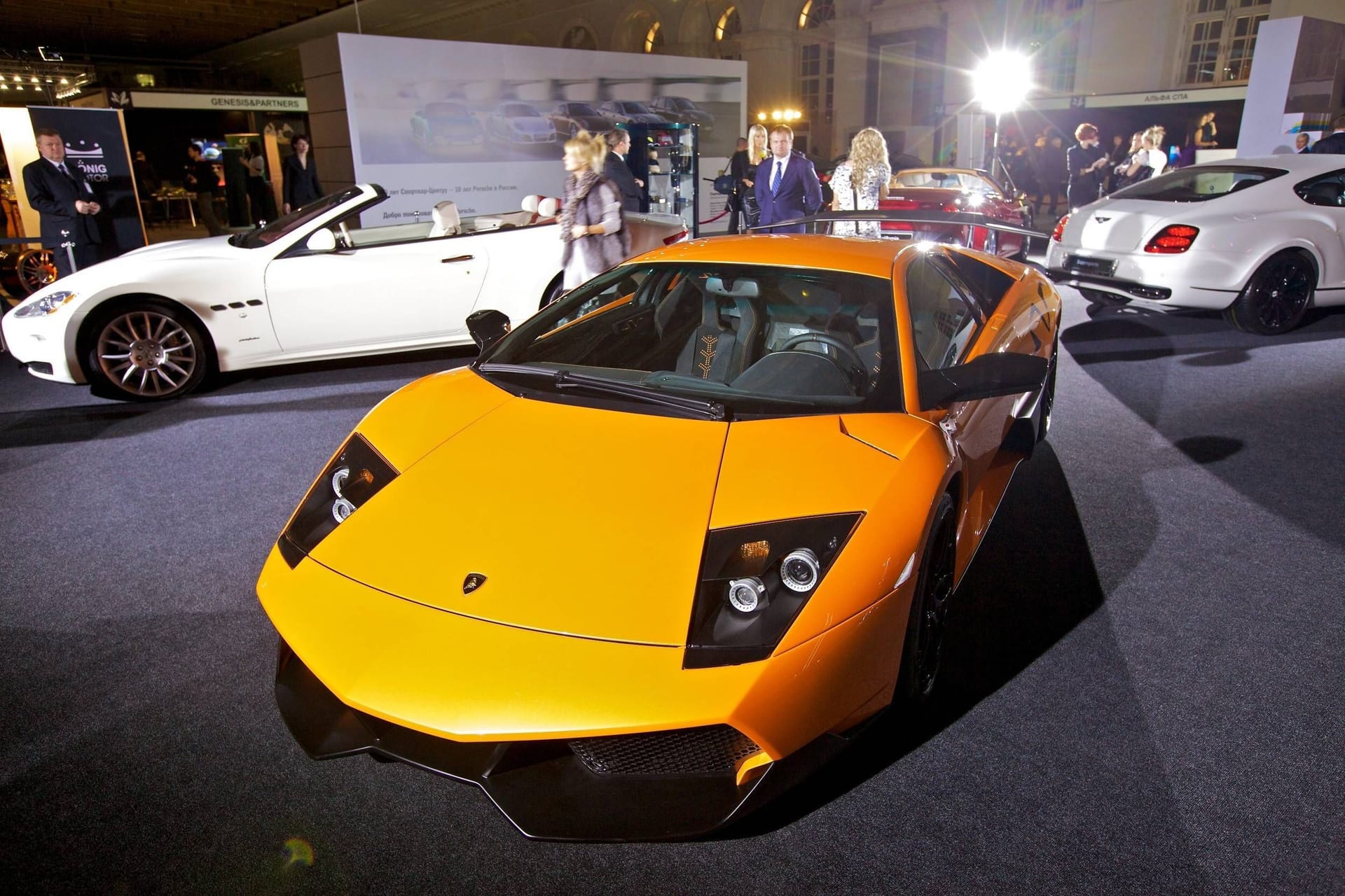 Luxusautos auf einer Messe in Moskau: Eine ähnliche Show ist derzeit am Flughafen Helsinki zu sehen. (Symbolfoto)