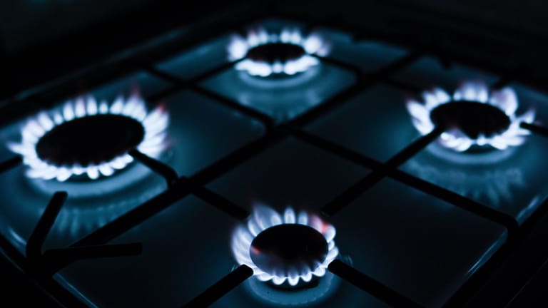 Flammen auf einem Gasherd: Pro Kilowattstunde werden 2,4 Cent für die Gasumlage fällig.