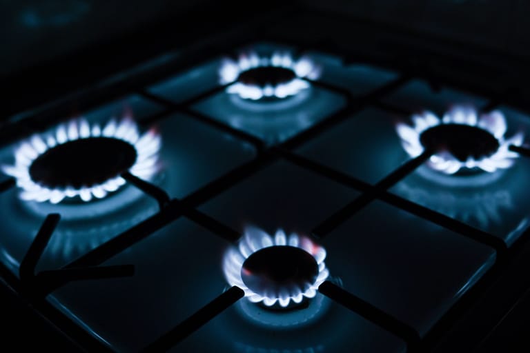 Flammen auf einem Gasherd: Pro Kilowattstunde werden 2,4 Cent für die Gasumlage fällig.