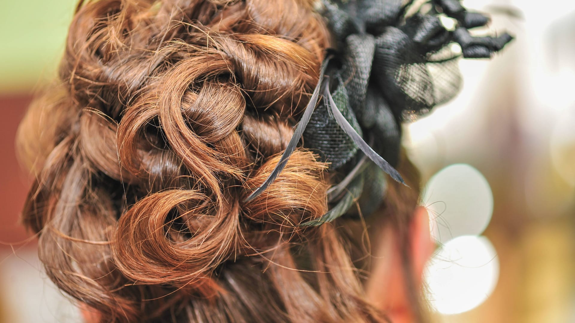 Eine Frisur für eine Hochzeit (Symbolbild): Weil eine Frau in Dortmund zur eigenen Feier noch einen Friseurtermin hatte, raste sie zum Salon – und war dabei 60 Stundenkilometer zu schnell. Eine Frisur für eine Hochzeit (Symbolbild): Weil eine Frau in Dortmund zur eigenen Feier noch einen Friseurtermin hatte, raste sie zum Salon – und war dabei 60 Stundenkilometer zu schnell.