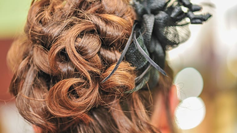 Eine Frisur für eine Hochzeit (Symbolbild): Weil eine Frau in Dortmund zur eigenen Feier noch einen Friseurtermin hatte, raste sie zum Salon – und war dabei 60 Stundenkilometer zu schnell.