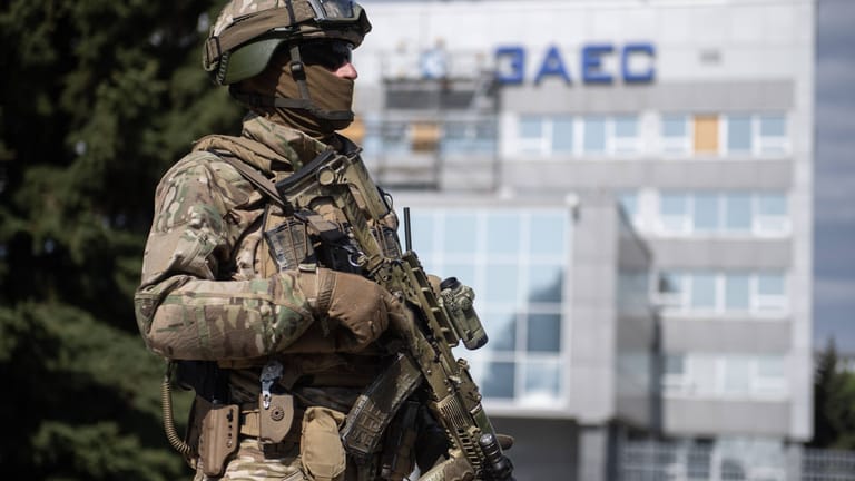 Ein russischer Soldat nahe der Stadt Enerhodar: Die Stadt in der Nähe des russisch besetzten Atomkraftwerks Saporischschja ist am Sonntagabend von mehreren Geschossen getroffen worden.