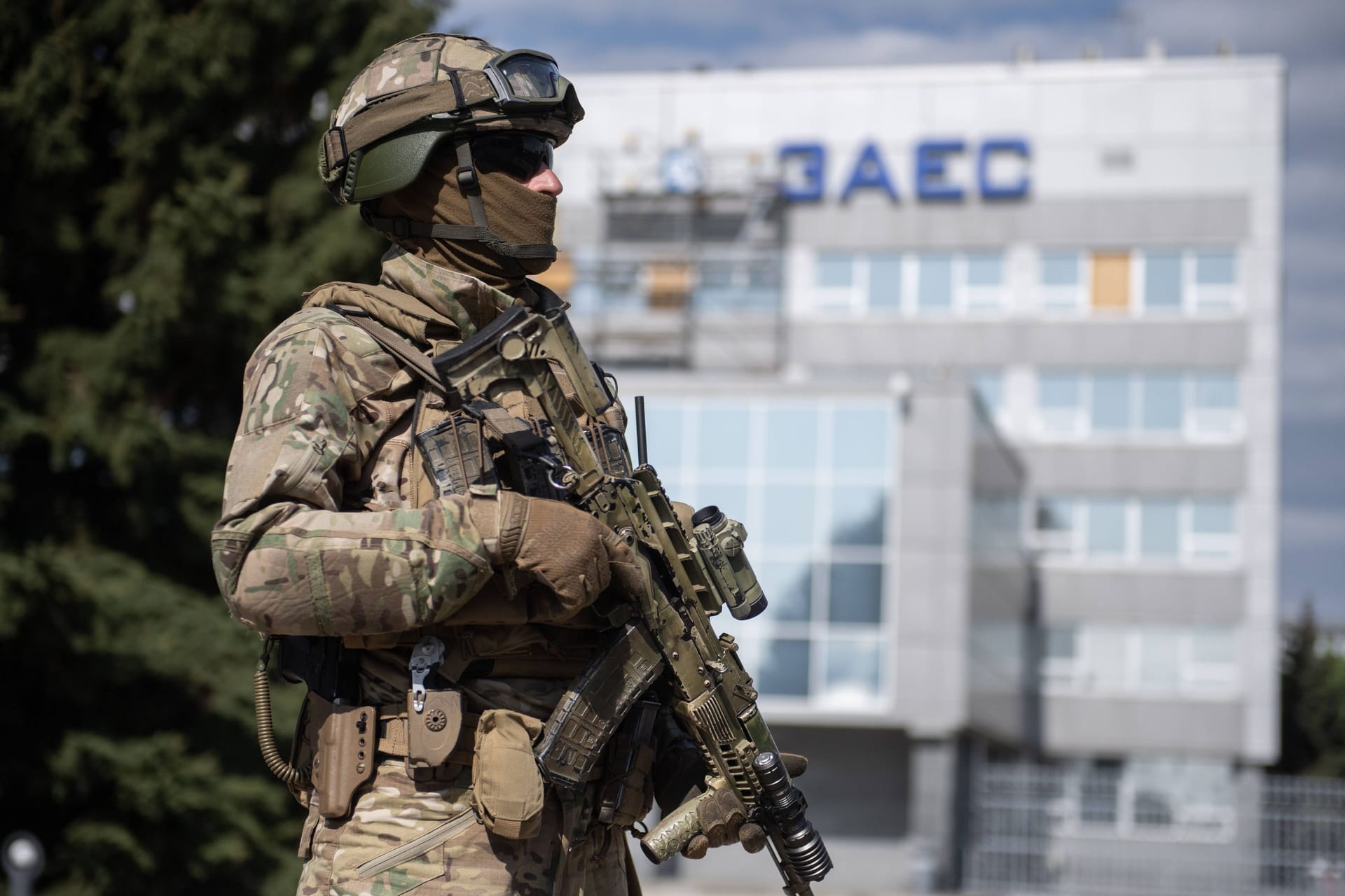Ein russischer Soldat nahe der Stadt Enerhodar: Die Stadt in der Nähe des russisch besetzten Atomkraftwerks Saporischschja ist am Sonntagabend von mehreren Geschossen getroffen worden.