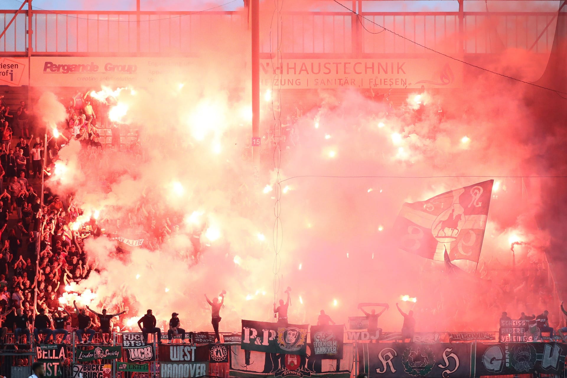 Hannover 96 erwartet nach den Vorfällen in Magdeburg erneut eine Geldstrafe durch den Deutschen Fußball-Bund.