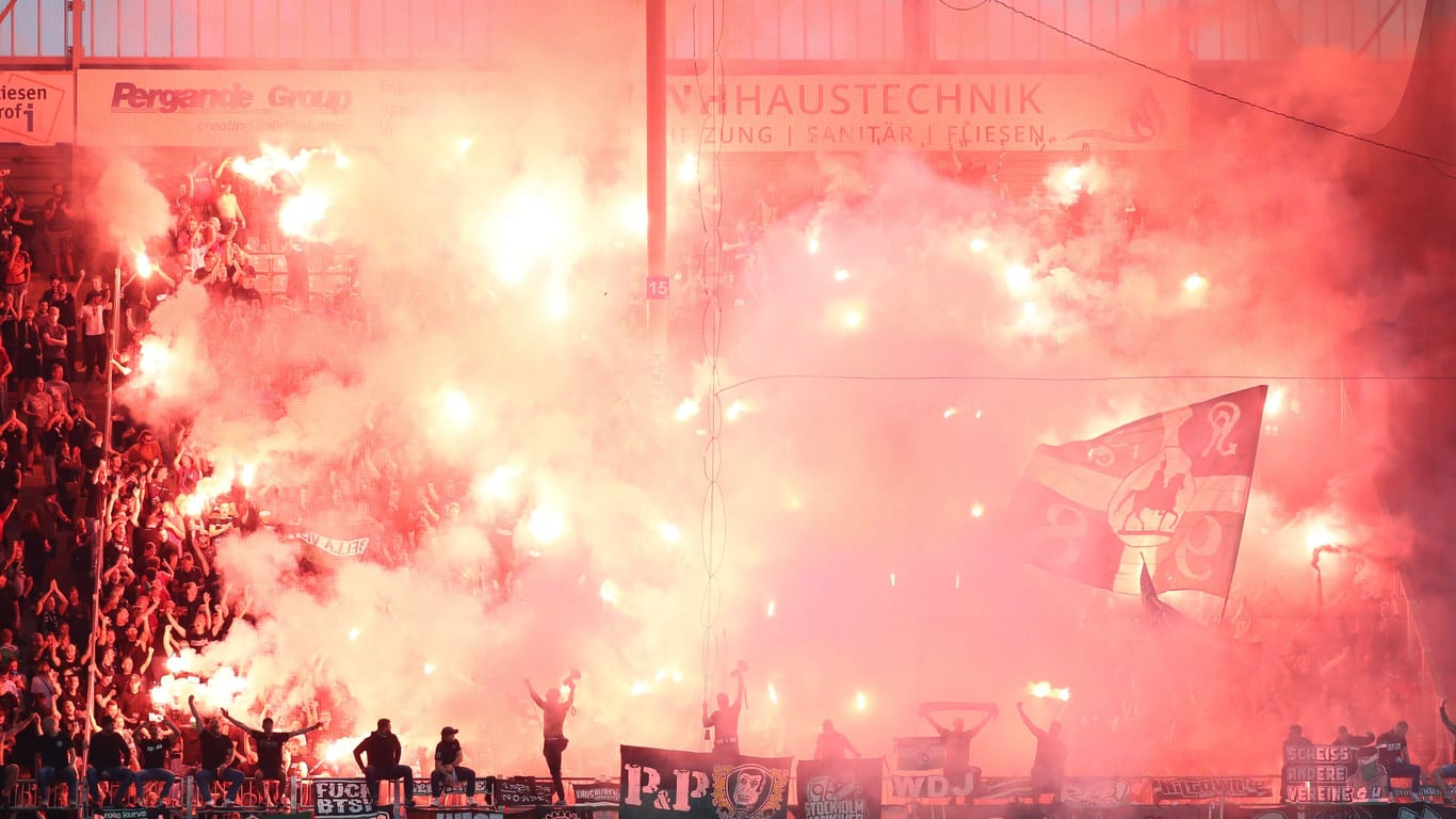 Hannover 96 erwartet nach den Vorfällen in Magdeburg erneut eine Geldstrafe durch den Deutschen Fußball-Bund.