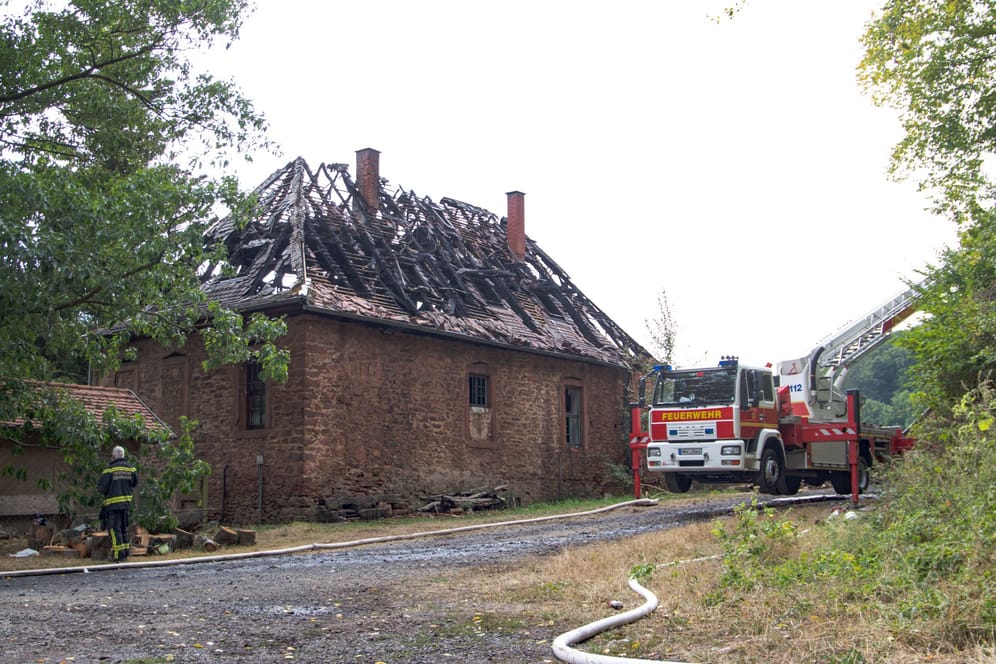 Das ausgebrannte Forsthaus Kaltenborn im Gelnhäuser Stadtteil Haitz: Die Nachbarn der Angeklagten hatten den Brand überlebt.