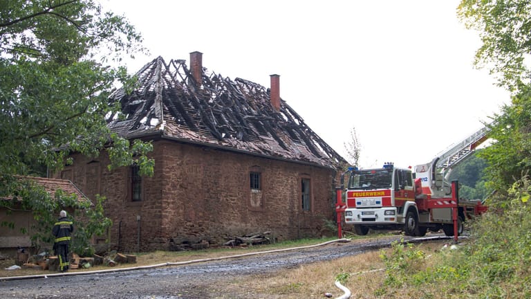Das Forsthaus Kaltenborn im Gelnhäuser Stadtteil Haitz (Main-Kinzig) ist in der Nacht zum Montag komplett ausgebrannt.