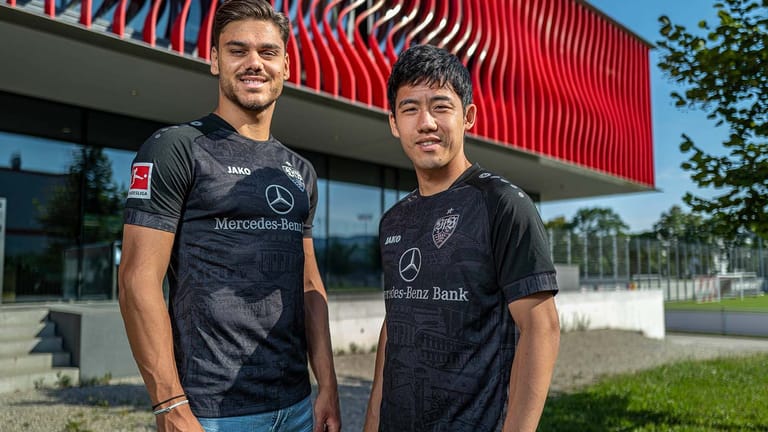 Konstantinos Mavropanos und Wataru Endo im neuen Auswärtstrikot: Der VfB Stuttgart wird künftig auch wieder im schwarzen Dress auflaufen.