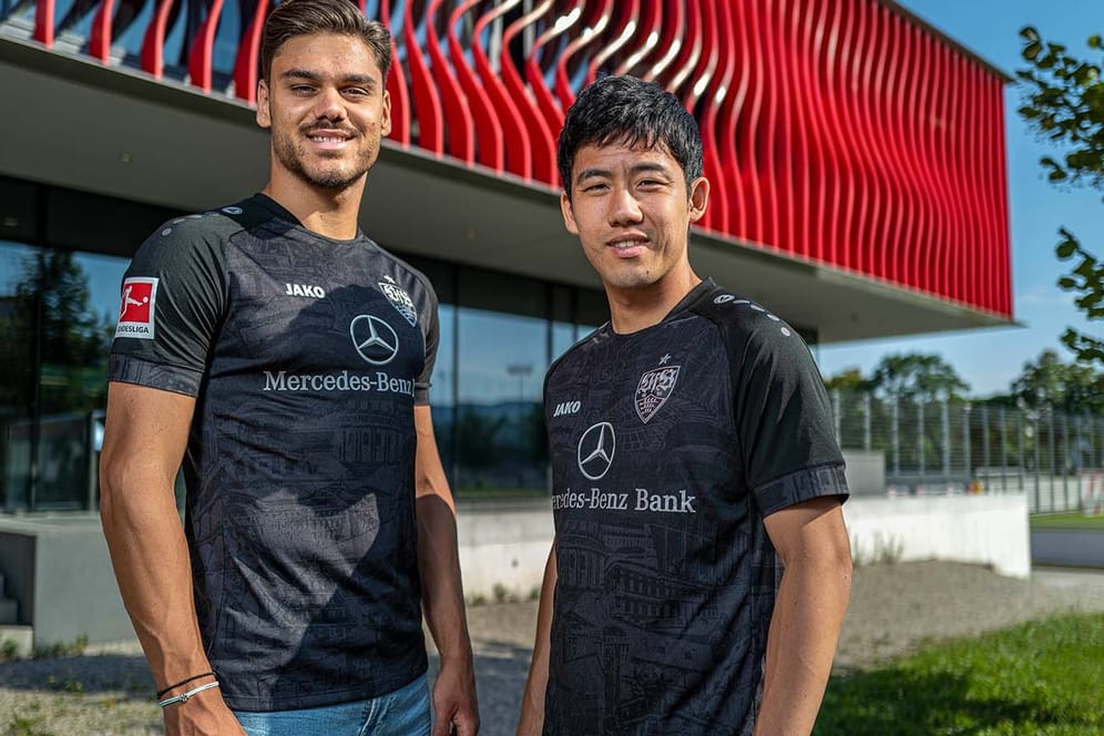 Konstantinos Mavropanos und Wataru Endo im neuen Auswärtstrikot: Der VfB Stuttgart wird künftig auch wieder im schwarzen Dress auflaufen.