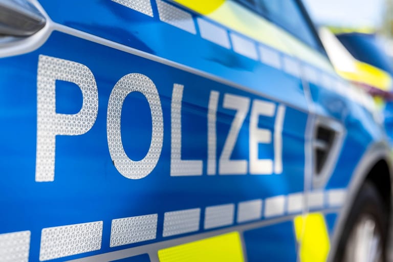 Ein Streifenwagen der Polizei steht am Straßenrand (Symbolfoto): Ein 19-Jähriger wurde nach häuslicher Gewalt in Ritterhude festgenommen.