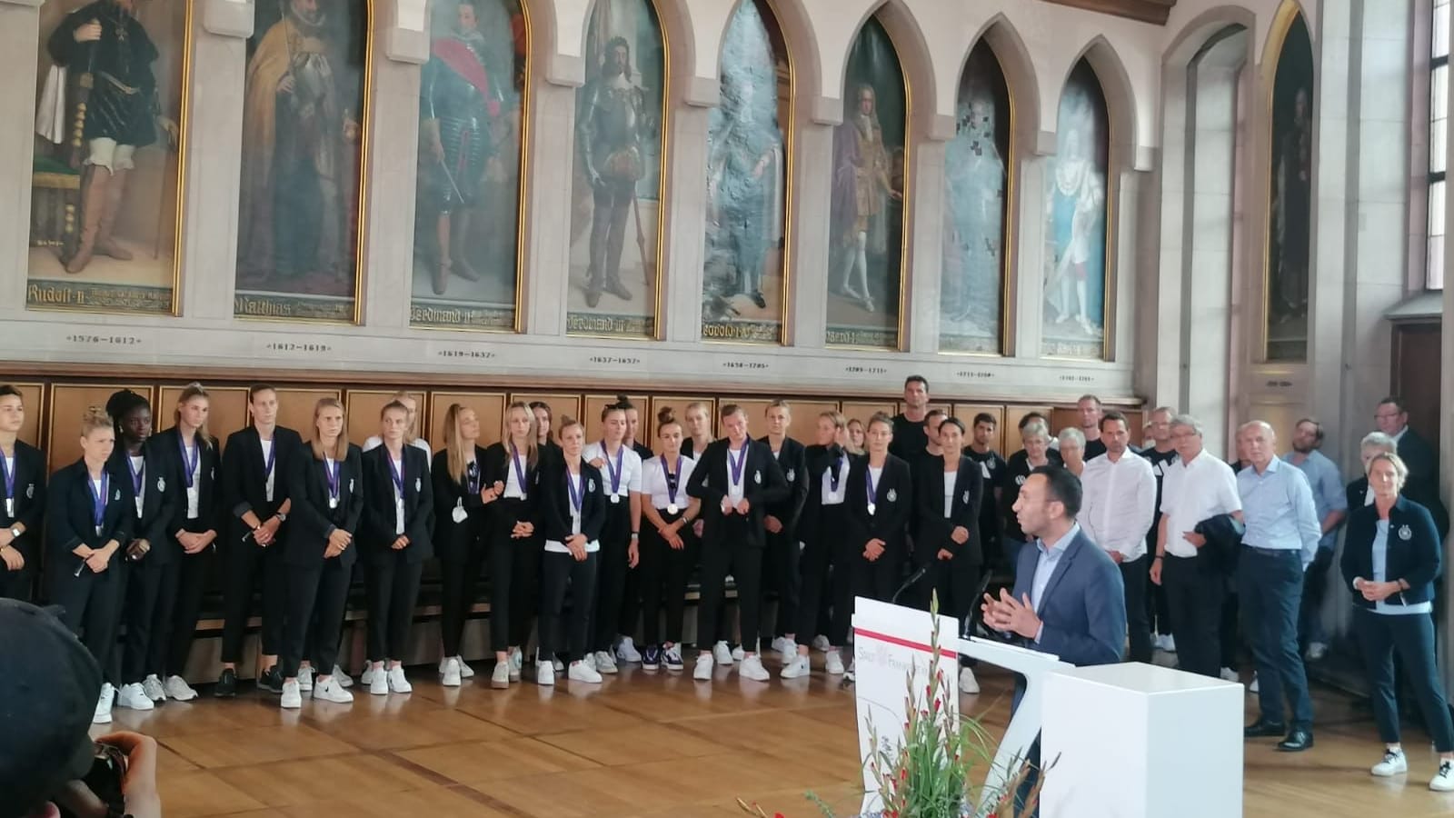 Sportdezernent Mike Josef (SPD) spricht im Kaisersaal: Auch er lobte die DFB-Elf für ihre Turnierleistung.