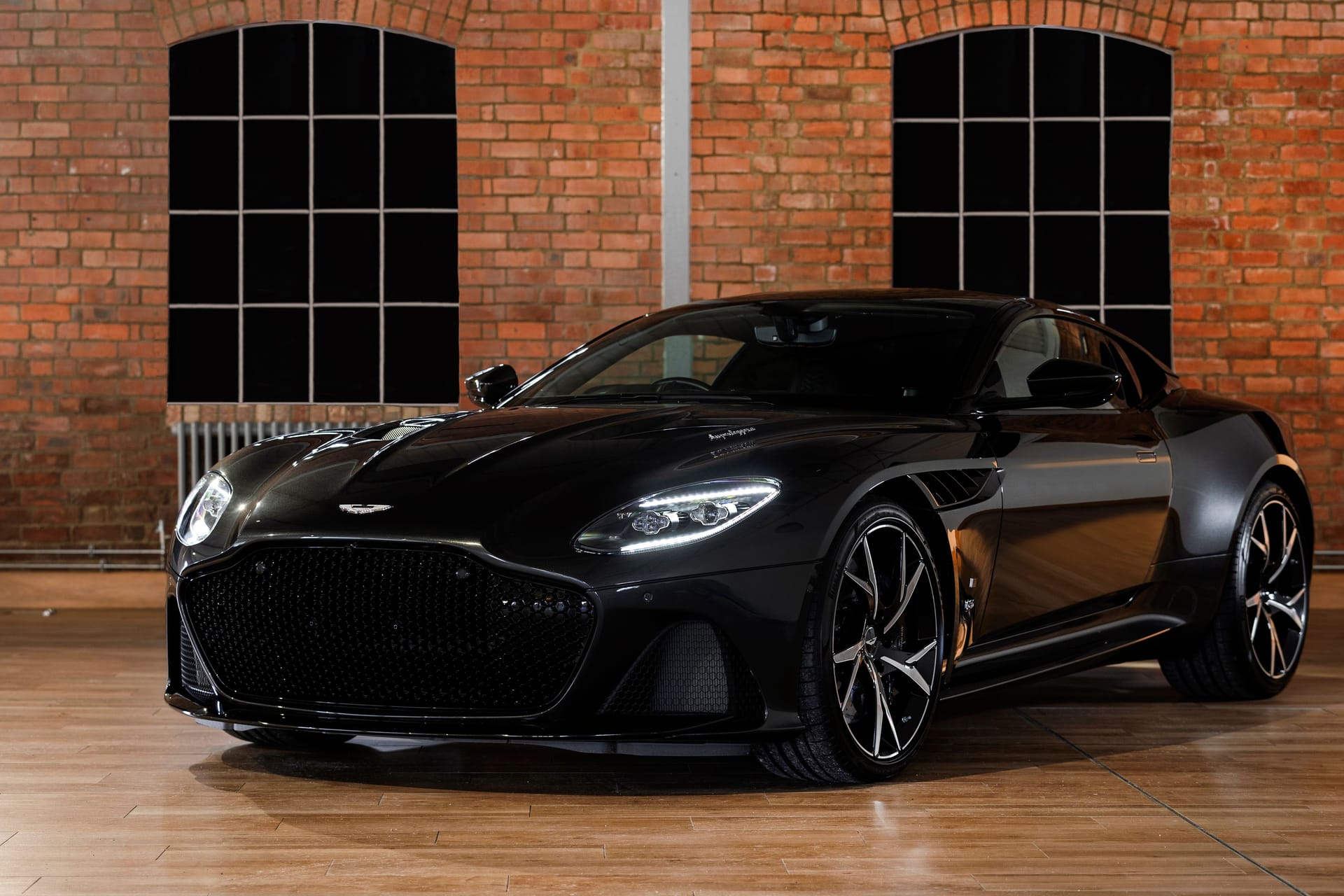Aston Martin DBS Superleggera: Für den sportlichen Wagen erhofft sich Christie's mindestens 360.000 Euro für den guten Zweck.