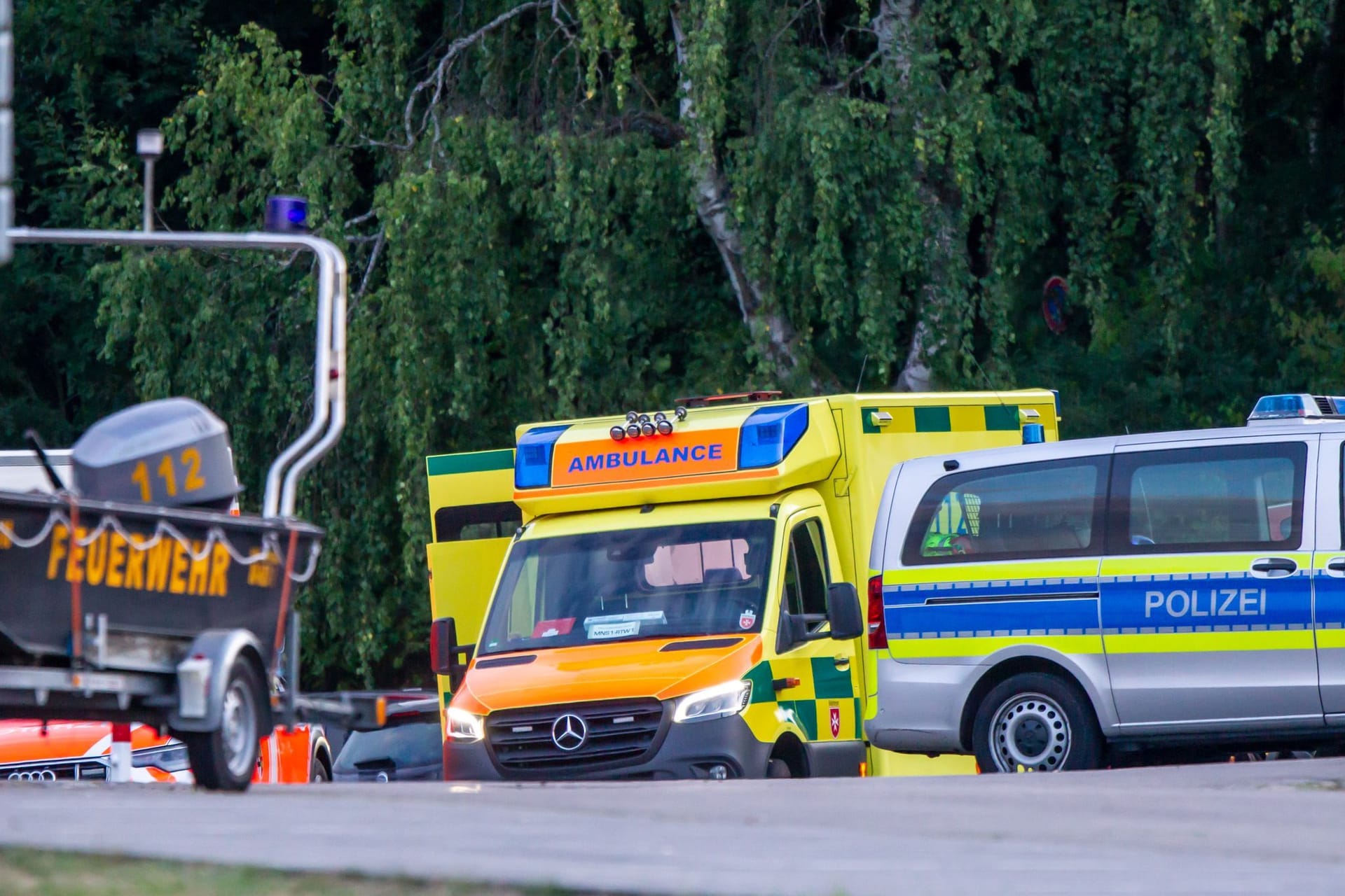 Einsatzfahrzeuge von Polizei und Feuerwehr stehen am Eiserbachsee. In dem Gewässer hatten zwei Kinder einen Badeunfall.